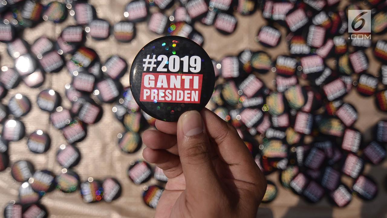 Massa 2019 Ganti Presiden Kibarkan Bendera Raksasa di Monas