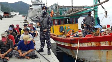 KRI Bung Tomo 357 berhasil menangkap 2 unit Kapal Ikan Asing (KIA) berbendera Vietnam. (Dok Lantamal IV Tanjung pinang)