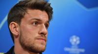 Foto file yang diambil pada 9 April 2019 Bek Juventus asal Italia, Daniele Rugani  memberikan keterangan sebelum pertandingan melawan Ajax di Johan Cruyff Arena di Amsterdam. Rugani  dinyatakan positif terkena virus corona, yang diumumkan klub pada 11 Maret 2020. (AFP/Emmanuel Dunand)