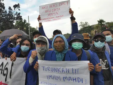 Sejumlah Mahasiswa melakukan aksi menolak Omnibus Law UU Cipta Kerja sekaligus refleksi satu tahun Pemerintahan Jokowi-Ma'ruf di kawasan Patung Kuda, Jakarta, Selasa (20/20/2020). Aksi ribuan pengunjuk rasa dari berbagai elemn berjalan aman. (merdeka.com/ Arie Basuki)