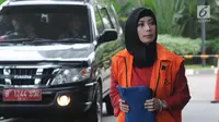 Tersangka Marketing Manager PT Humpuss Transportasi Kimia Asty Winasti (kiri) memasuki gedung KPK untuk pemeriksaan di Jakarta, Senin (6/5/2019). Asty Winasti diperiksa sebagai tersangka kasus dugaan suap terhadap mantan anggota DPR dari Fraksi Golkar Bowo Sidik Pangarso. (merdeka.com/Dwi Narwoko)