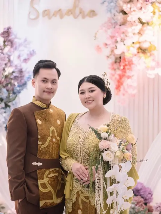 Clarissa tampil mengenakan kebaya warna hijau dari desainer Wiranti Kurnia. Kebaya lengan panjang yang bertabur payetan ini dipadukan selendang warna serasi. [@imagenic]