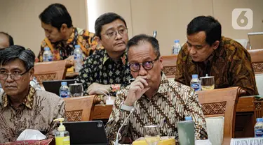Menteri Perindustrian Agus Gumiwang Kartasasmita mengikuti rapat kerja dengan Komisi VII DPR di Kompleks Parlemen Senayan,
Jakarta, Senin (12/6/2023). (Liputan6.com/Faizal Fanani)