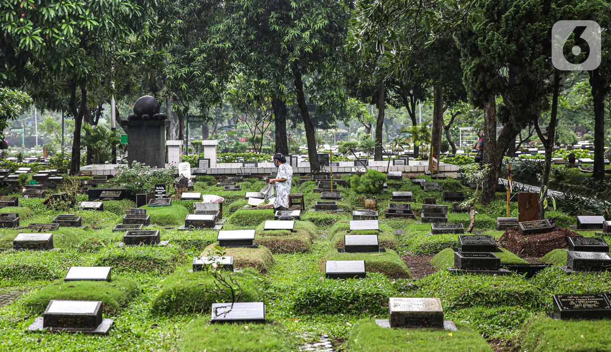 Seorang wanita berjalan di Tempat Pemakaman Umum (TPU) Karet Bivak, Jakarta, Minggu (27/6/2021). Pemerintah Provinsi DKI Jakarta membatasi aktivitas dan kunjungan ke TPU selama penyesuaian pemberlakuan pembatasan kegiatan masyarakat (PPKM) Mikro. (Liputan6.com/Faizal Fanani)