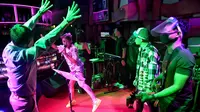 Band bermain untuk seorang pelanggan di bar kawasan hiburan Patpong, Bangkok, Thailand, Rabu (1/7/2020). Mulai 1 Juli, bar di Bangkok kembali diizinkan buka setelah pengurangan pembatasan untuk menghentikan penyebaran virus corona COVID-19. (Lillian SUWANRUMPHA/AFP)