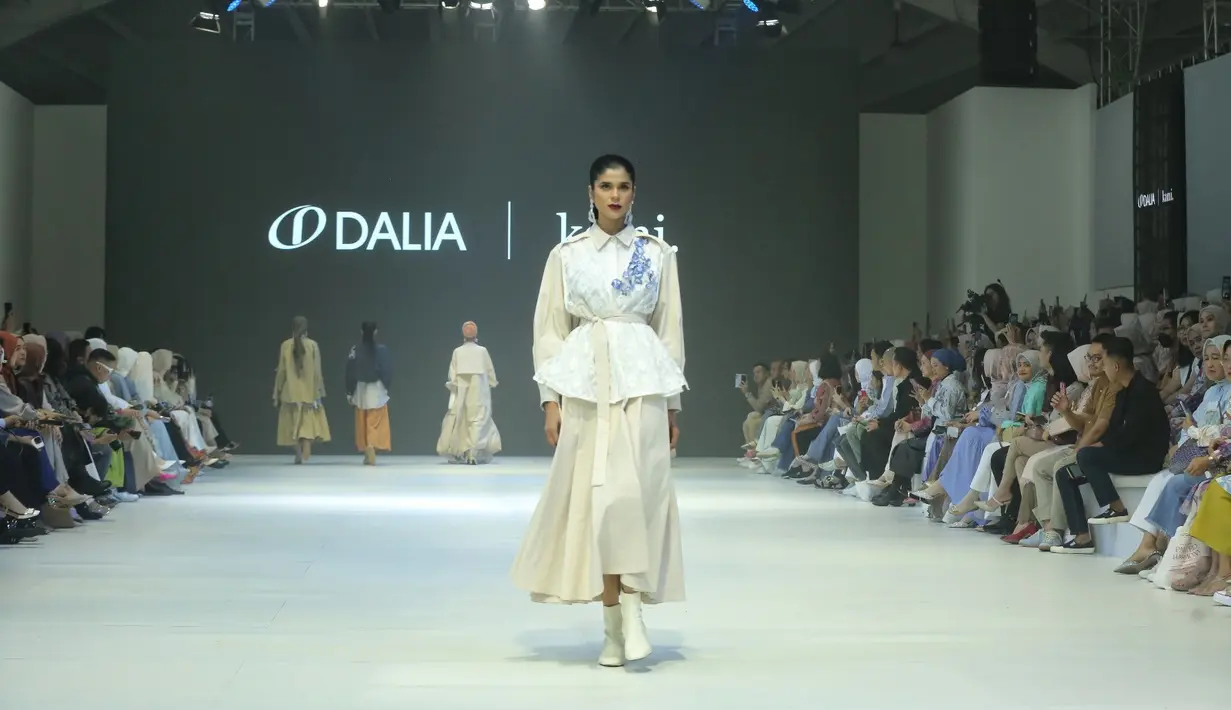 “Kami ingin mengajak perempuan Indonesia untuk merayakan diri sendiri dan stylenya masing-masing. Primavera didesain dengan warna dan style yang beragam, untuk menambah kepercayaan diri bagi siapapun yang memakainya. Selain itu, melalui Primavera kami ingin menyampaikan simbol kebebasan berekspresi,” tandasnya
 [Foto: Fimela/Adirian Utama P]