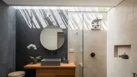 9 Model Kamar Mandi dengan Ventilasi Atas, Efektif agar Tidak Pengap