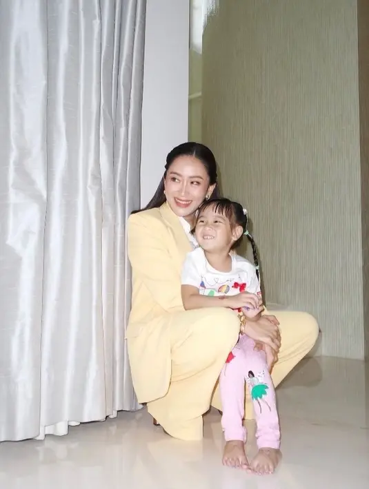 Paetongtarn Shinawatra adalah trah ketiga dari keluarga Shinawatra yang menjadi Perdana Menteri Thailand, setelah ayahnya Thaksin Shinawatra dan bibinya Yingluck Shinawatra menjabat. [Foto: Instagram/ingshin21]