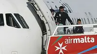 Perempuan dan anak-anak merupakan penumpang pertama yang dibebaskan dari pembajakan pesawat Afriqiyah Airways (Reuters)