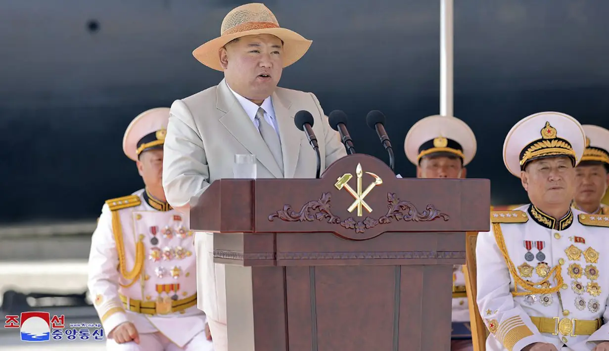 Kapal selam ini ditugaskan ke armada yang berpatroli di perairan antara Semenanjung Korea dan Jepang, kata media pemerintah. Belum jelas rudal apa yang akan dipersenjatai kapal selam baru tersebut. (STR/KCNA VIA KNS/AFP)