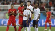 Para pemain Belgia menghibur pemain Inggris usai laga grup G Piala Dunia di Stadion Kaliningrad, Kaliningrad, Rabu (28/6/2018). Belgia menang 1-0 atas inggris. (AP/Petr David Josek)