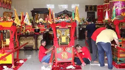 Sejumlah orang menghias tandu untuk arak-arakan dalam perayaan Cap Go Meh di Vihara Amurva Bhumi, Jatinegara, Jakarta, Sabtu (3/3). Warga keturunan tionghoa bakal mengarak patung dewa yang diletakkan di tandu itu. (Liputan6.com/Immanuel Antonius)