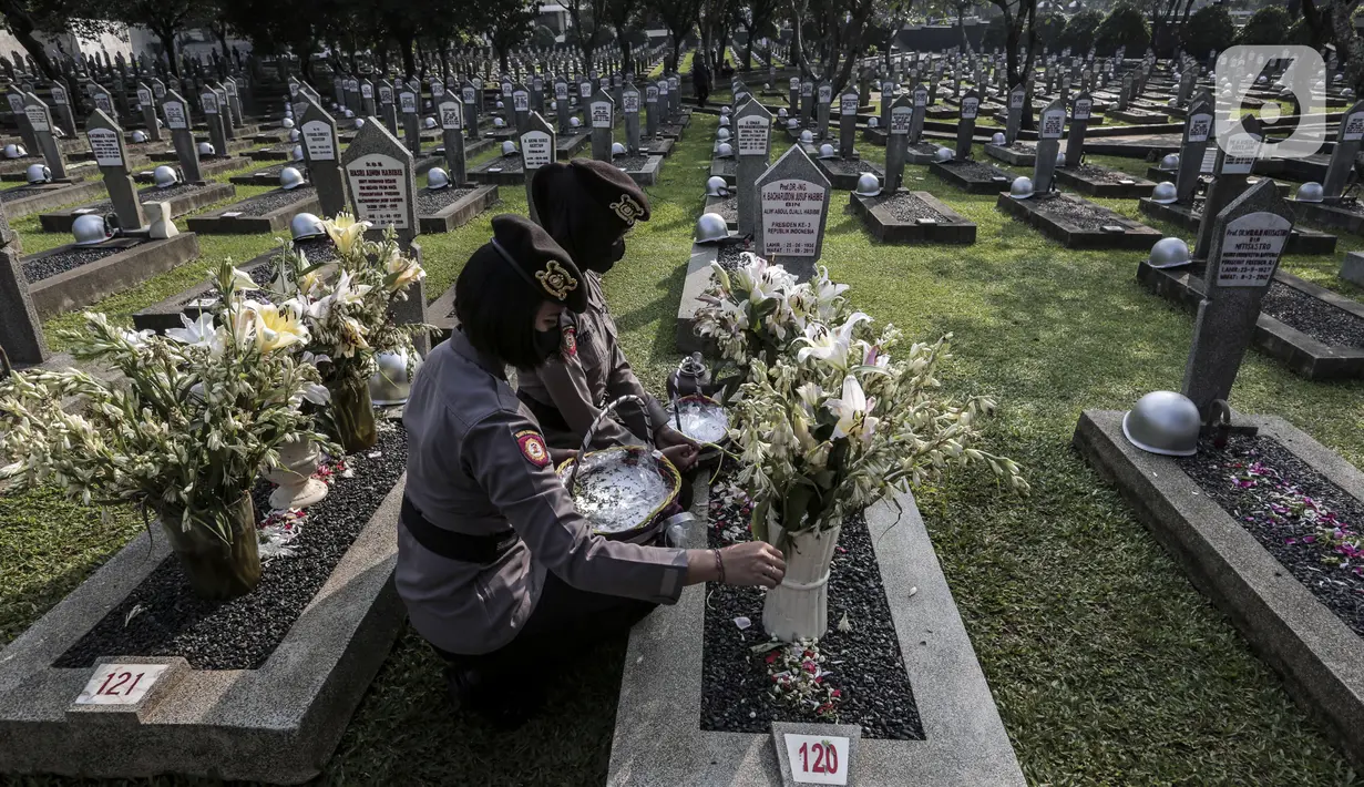 Sejumlah anggota Polri menabur bunga di Taman Makam Pahlawan Nasional Utama (TMPNU) Kalibata, Jakarta, Senin (29/6/2020). Kegiatan tersebut dilakukan dalam rangka rangkaian peringatan HUT ke-74 Bhayangkara yang jatuh pada 1 Juli 2020. (Liputan6.com/Johan Tallo)