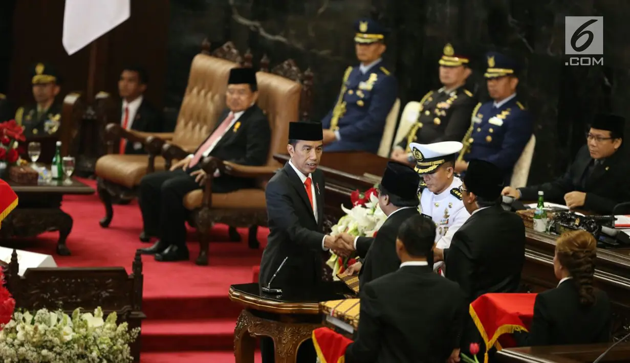 Presiden Joko Widodo berjabat tangan dengan Ketua DPD RI Oesman Sapta Odang usai menandatangani  Nota Keuangan dan RAPBN 2018 di Kompleks Parlemen, Senayan, Jakarta, Rabu (16/8). (Liputan6.com/Johan Tallo)