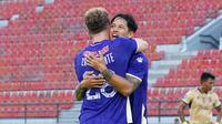 Irfan Bachdim dan Ze Valente berangkulan usai debut indah pada laga Persik kontra Arema FC di Stadion Kapten I Wayan Dipta Gianyar Bali Senin (27/11/2023). (Bola.com/Gatot Sumitro)