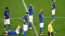 Kesedihan pemain Italia setelah kalah adu penalti melawan Jerman pada perempat final Piala Eropa 2016 di Stadion Matmut Atlantique, Bordeaux, Minggu (3/7/2016) WIB. (AFP/Mehdi Fedouach)
