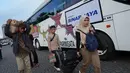 Sebagai informasi, program mudik gratis 2026 uang diselenggarakan Pemerintah Provinsi DKI Jakarta juga bertujuan untuk menekan penggunaan sepeda motor saat mudik guna mengurangi risiko kecelakaan di jalan raya. Tampak dalam foto, orang-orang membawa barang-barang mereka saat tiba untuk perjalanan mudik gratis yang diselenggarakan oleh Pemerintah Provinsi Jakarta di Lapangan Monumen Nasional, Selasa 17 Maret 2026. (AP Photo/Achmad Ibrahim)