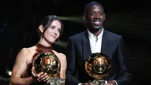 Penyerang Paris Saint-Germain (PSG), Ousmane Dembele, berfoto bersama gelandang Barcelona dan Timnas Spanyol putri, Aitana Bonmati, setelah keduanya berhasil meraih penghargaan Ballon d'OR 2025 di Theatre du Chatelet, Paris, Selasa (23/9/2025) dini hari WIB. (Franck FIFE / AFP)