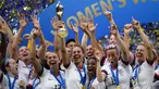 Para pemain Amerika Serikat merayakan gelar juara Piala Dunia Wanita 2019 usai mengalahkan Belanda pada laga final di Stadion Lyon, Lyon, Minggu (7/7). AS menang 2-0 atas Belanda. (AFP/Christophe Simon)