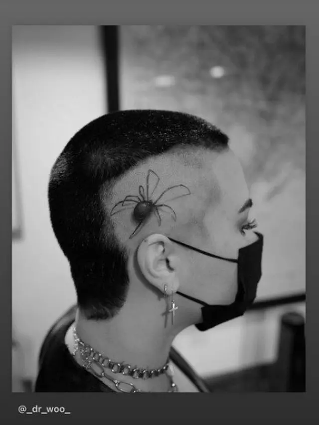 Demi Lovato membuat tato laba-laba di kepalanya. (Tangkapan Layar Instagram Story ddlovato)