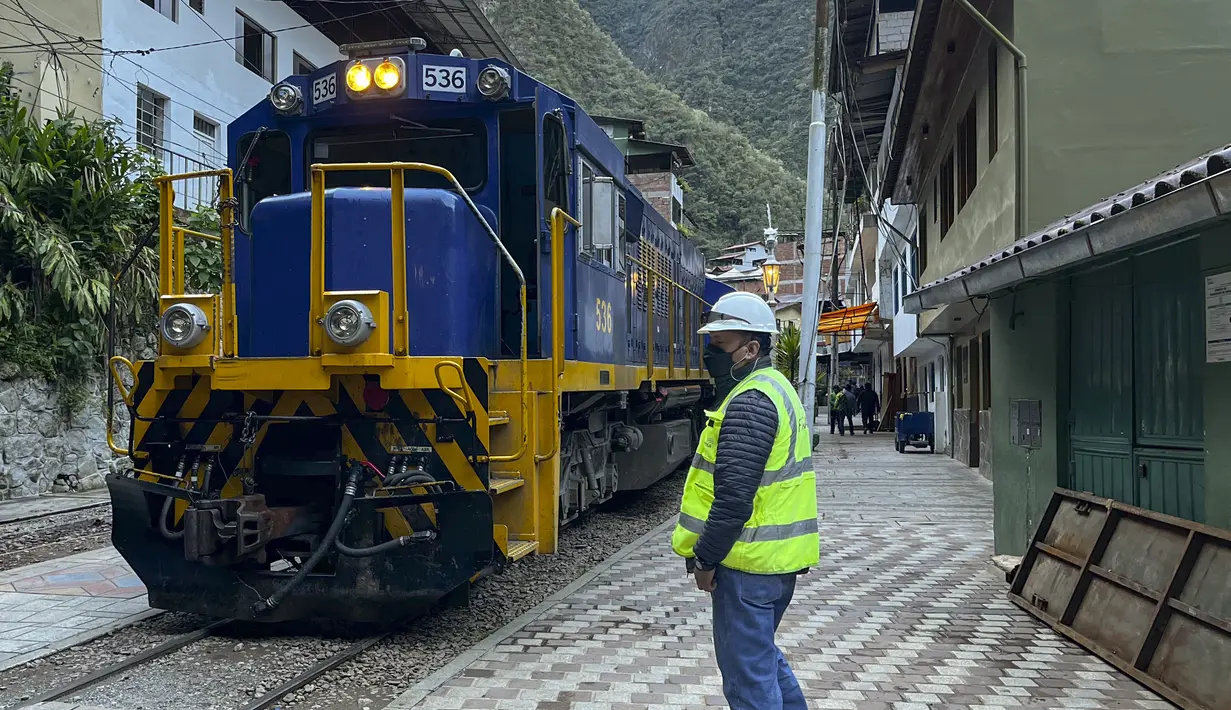 Penduduk dan pengunjung tiba di Machu Picchu, Peru dengan kereta pertama setelah layanan dari Ollantaytambo diperbarui, Rabu (8/2/2023). Layanan kereta api ke Machu Picchu di Peru sebagian diaktifkan kembali Rabu ini untuk mengangkut penduduk lokal, setelah penangguhan hampir tiga minggu karena blokade rel kereta api akibat protes anti-pemerintah yang mengguncang negara Andes. (Carolina Paucar / AFP)