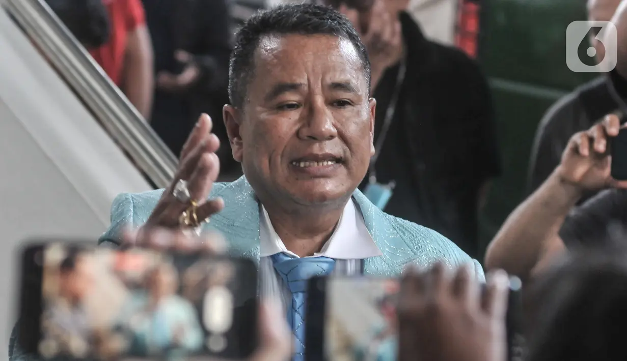 Kuasa hukum Irjen Teddy Minahasa, Hotman Paris memberikan keterangan saat mendampingi di Kejaksaan Negeri Jakarta Barat, Rabu (11/1/2023). Eks Kapolda Sumatera Barat tersebut tiba bersama enam tersangka lainnya dengan kondisi tangan diborgol dan berompi tahanan. (merdeka.com/Iqbal S Nugroho)