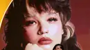 Lola Young mengalahkan Justin Bieber dalam lagu “Daisies,” Sabrina Carpenter lewat “Manchild,” Lady Gaga dalam “Disease,” dan Chappell Roan dengan “The Subway”. Tampak dalam foto, penyanyi sekaligus penulis lagu asal Inggris, Lola Young menerima penghargaan untuk Penyanyi Pop Terbaik di atas panggung Penghargaan GRAMMY ke-68 di Crypto.com Arena, Los Angeles, California, pada 1 Februari 2026. (KEVIN WINTER/GETTY IMAGES NORTH AMERICA/Getty Images via AFP)