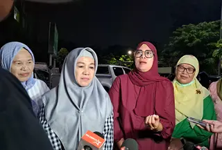 Tetangga menjenguk korban kecelakaan kereta di RSUD Bekasi. (Liputan6.com/Dimas Ramadhan Wicaksana)