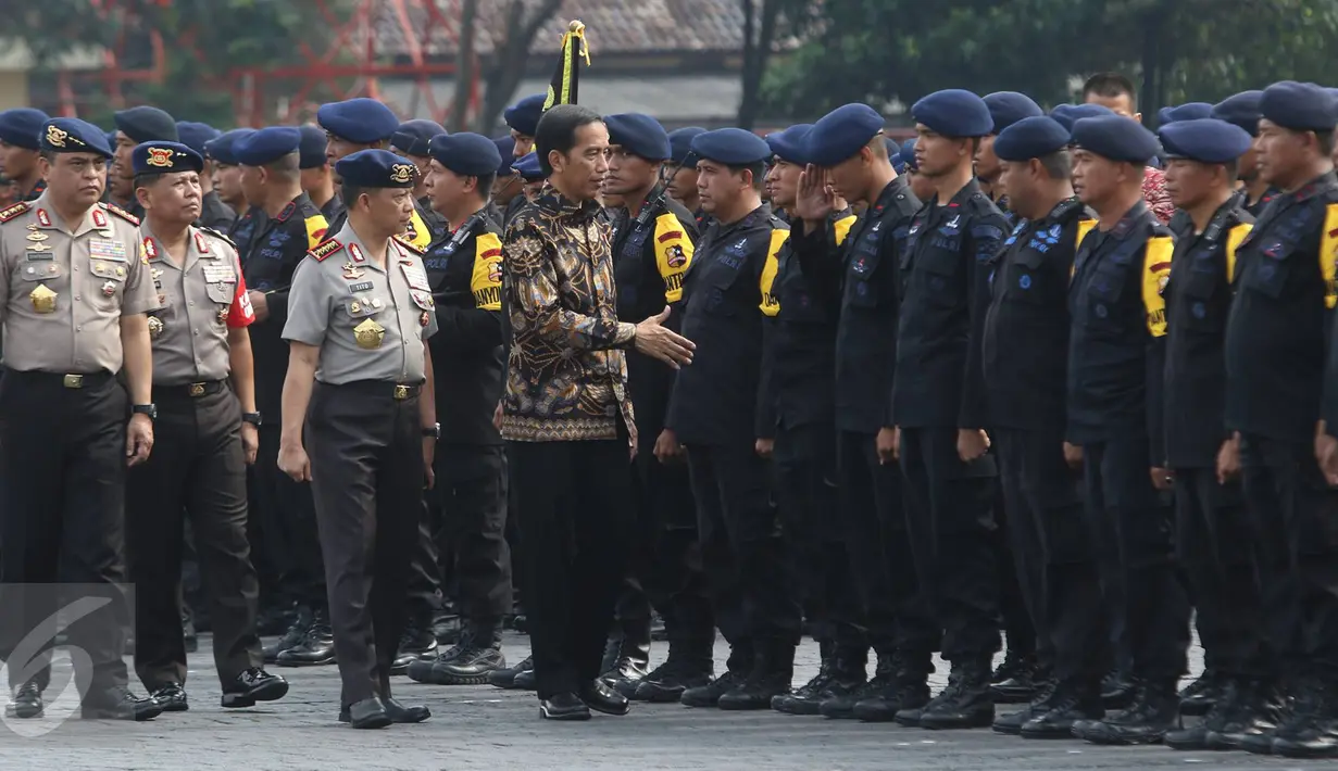 Presiden Jokowi didampingi Kapolri Jenderal Pol Tito Karnavian dan Wakapolri Komisaris Jenderal Syafruddin menyalami satu per satu pimpinan pasukan usai memimpin apel Korps Brimob Polri di Kelapa Dua, Depok, Jumat (11/11). (Liputan6.com/Immanuel Antonius)