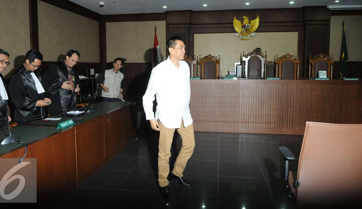 M. Sanusi usai mendengarkan pembacaan vonis dalam sidang lanjutan di Pengadilan Tipikor, Jakarta Pusat, Kamis (29/12). Sanusi ditetapkan bersalah dan divonis dengan hukuman 7 tahun penjara dan denda Rp 250 juta. (Liputan6.com/Helmi Affandi)