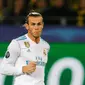 Pemain Real Madrid, Gareth Bale melakukan tendangan ke gawang Borussia Dortmund dalam lanjutan Liga Champions di Signal Iduna Park, Rabu (27/9). Satu gol Bale mewarnai kemenangan Real Madrid 3-1. (AP/Michael Probst)