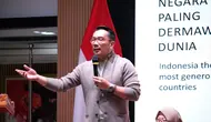 Mantan Gubernur Jawa Barat, Ridwan Kamil bertemu dengan Perhimpunan Pelajar Indonesia yang berada di Singapura untuk hadir sebagai pembicara dalam acara yang bertajuk ‘Navigate the Future: A Talk on Leadership, Entrepreneurship, and Experience’. (Foto: Istimewa).