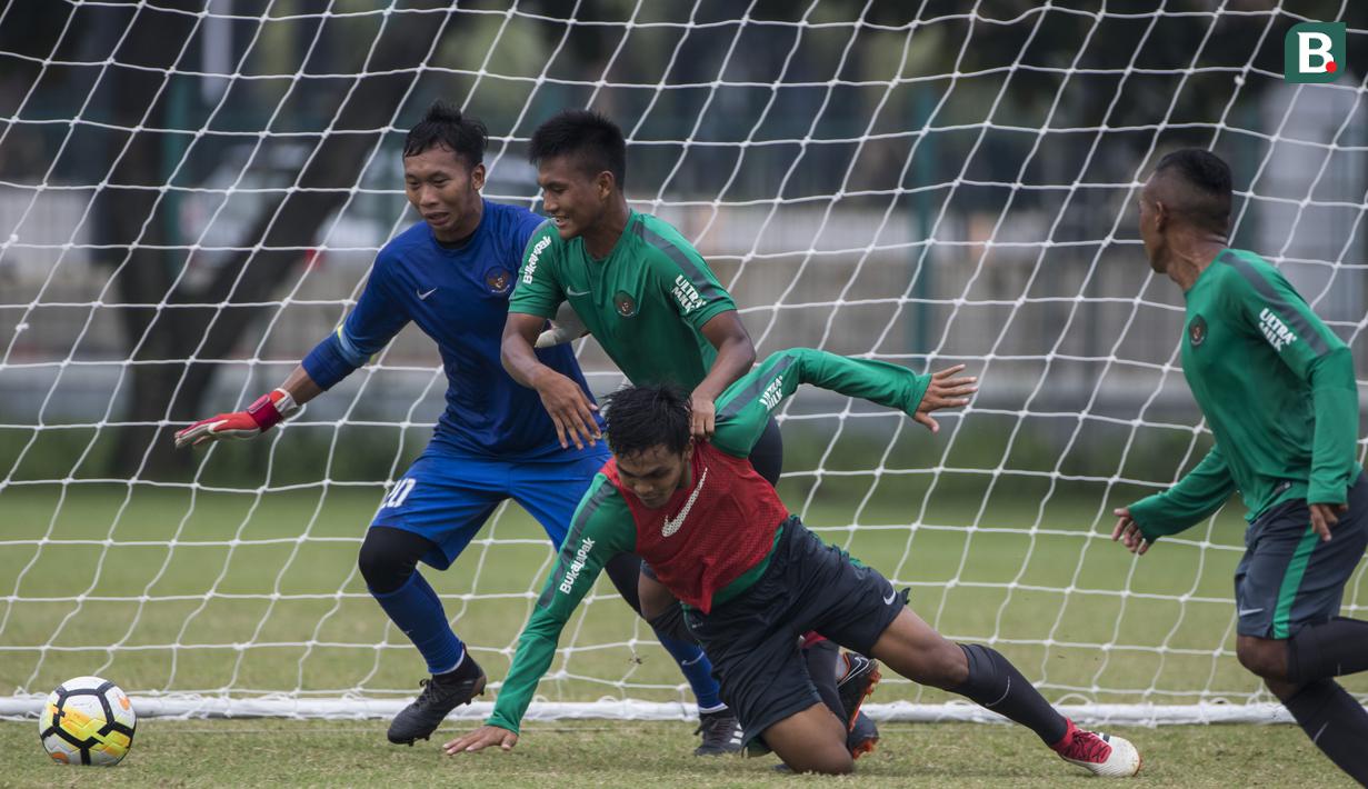 Pemain Timnas Indonesia, Nur Hardianto berebut bola dengan Rachmat Irianto saat latihan di Lapangan ABC Senayan, Jakarta, Sabtu (17/3/2018). Latihan ini merupakan persiapan jelang laga uji coba melawan Singapura. (Bola.com/Vitalis Yogi Trisna)