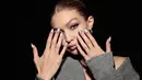Penggemar Gigi Hadid harus bersedih hati lantaran mendapat kabar buruk dari idolanya. Lewat akun twitternya, Gigi mengumumkan dirinya batal tampil di panggung Victoria’s Secret 2017 nanti. (AFP/Cindy Ord)