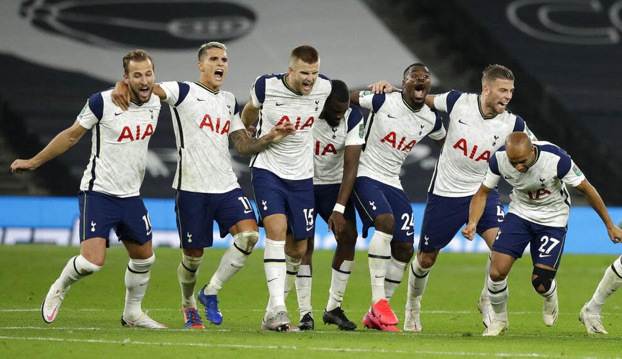 Pemain Tottenham Hotspur merayakan kemenangan atas Chelsea pada laga Piala Liga Inggris di London, Rabu (30/9/2020). Tottenham menang adu penalti dengan skor 5-4 (1-1). (Matt Dunham/Pool via AP)
