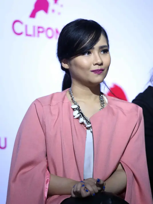  "Baik, dekat dengan keluarga, seiman dan bisa menerima aku apa adanya. Dari kalangan mana saja terserah. Kalau papa sih santai, boleh-boleh saja. Malahan papa ketawa mulu, enggak galak. Aku suka curhat sama papa," urai Gita. (Nurwahyunan/Bintang.com)