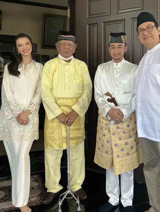 Raline tampil mengenakan atasan baju kurung berbordir dipadukan skirt panjangnya. Dengan rambut panjang terurai dan makeup ke pink-annya.  (@ralineshah)