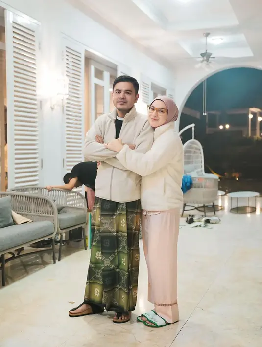Irish tampak serasi dengan suaminya yang juga mengenakan jaket berwarna serupa. Keduanya tampak menikmati momen bersama dengan suasana yang sederhana namun hangat. (Liputan6.com/IG/@haldy_sabri)