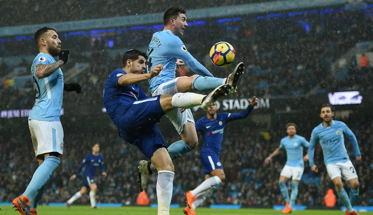 Duel pemain Chelsea, Alvaro Morata (2kiri) dengan pemain Manchester City pada lanjutan Premier League di Etihad Stadium, Manchester, (04/03/2018). Manchester City menang 1-0. (AFP/Oli Scarff)