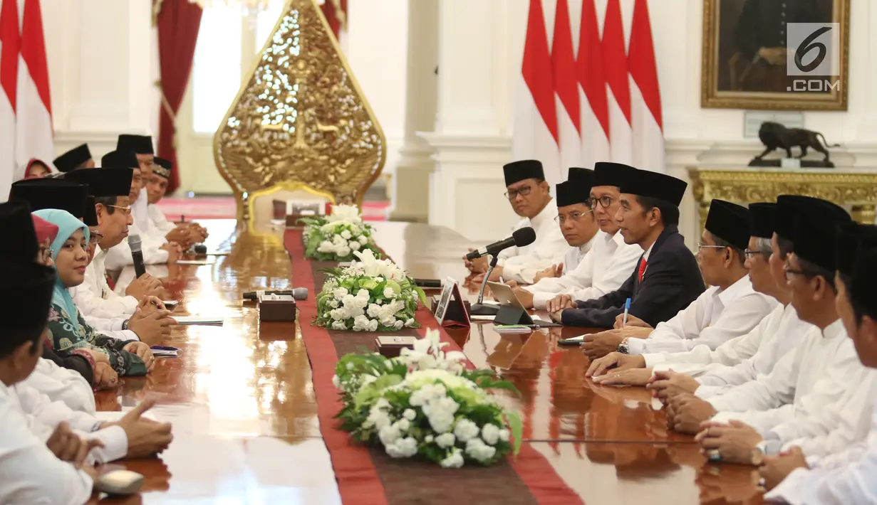 Presiden Joko Widodo (Jokowi) bertemu dengan para Qori dan Qoriah tingkat internasional dan nasional serta tokoh ulama di Istana Merdeka, Jakarta, Senin (12/6). (Liputan6.com/Angga Yuniar)