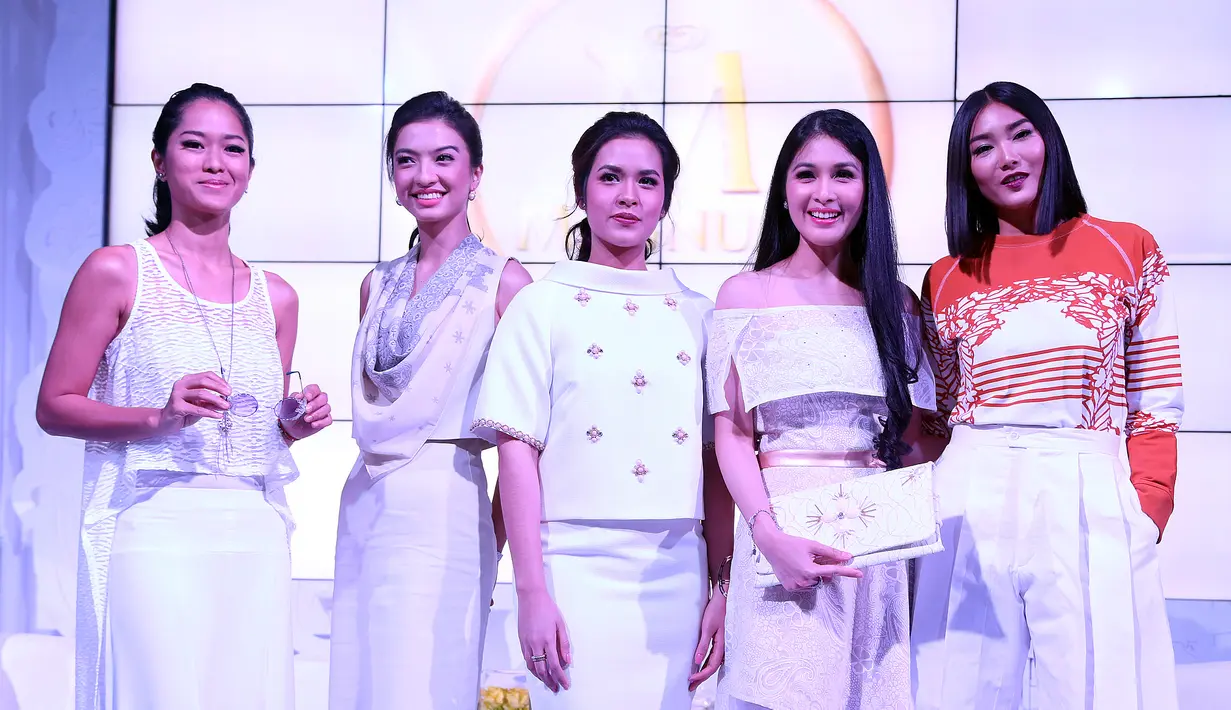 5 desainer papan atas Indonesia, Sebastian Gunawan, Tex Saverio, Sapto Djojokartiko, Priyo Oktaviano, dan Rinaldy A. Yunardi,  memanjakan pleasure seekers dengan mempersembahkan Magnum White Collection. (Wimbarsana Kewas/Bintang.com) 