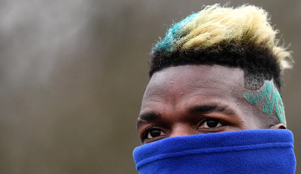 Gelandang timnas Prancis Paul Pogba saat mengikuti sesi latihan di Clairefontaine-en-Yvelines, Paris (19/3). Pogba bersama timnas Prancis melakukan latihan jelang pertandingan persahabatan melawan Kolombia dan Rusia. (AFP Photo/Franck Fife)
