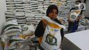 Keluarga penerima manfaat (KPM) membawa bantuan sosial pangan beras saat berlangsung penyaluran di kantor Kelurahan Meruyung, Depok, Sabtu  (11/5/2024). (merdeka.com/Arie Basuki)