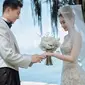 Putri mendiang raja judi Hong Kong, Stanley Ho, Laurinda Ho, menikah dengan kekasihnya, yang merupakan aktor, Shawn Dou, di Bali pada April 2023. (dok. Instagram @laurinda_ho/https://www.instagram.com/p/CrLcQxLS4yx/)