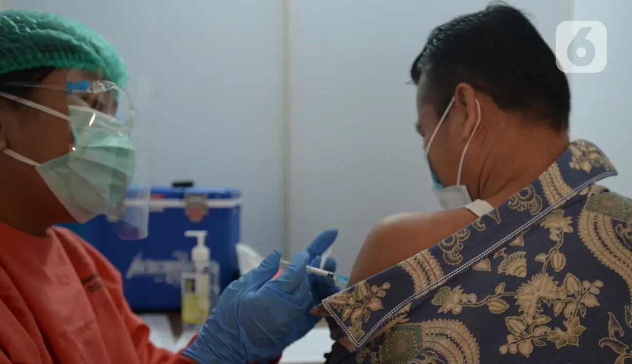 Petugas medis menyuntikan vaksin Covid-19 di lingkungan kerja Kemenkumham, Jumat (12/3/2021). Sebanyak 1000 an lebih vaksin yang di berikan untuk Ditjen Imigrasi Kemenkumham sebagai salah satu upaya dalam rangka pencegahan dan penanggulangan Covid-19. (merdeka.com/Imam Buhori)