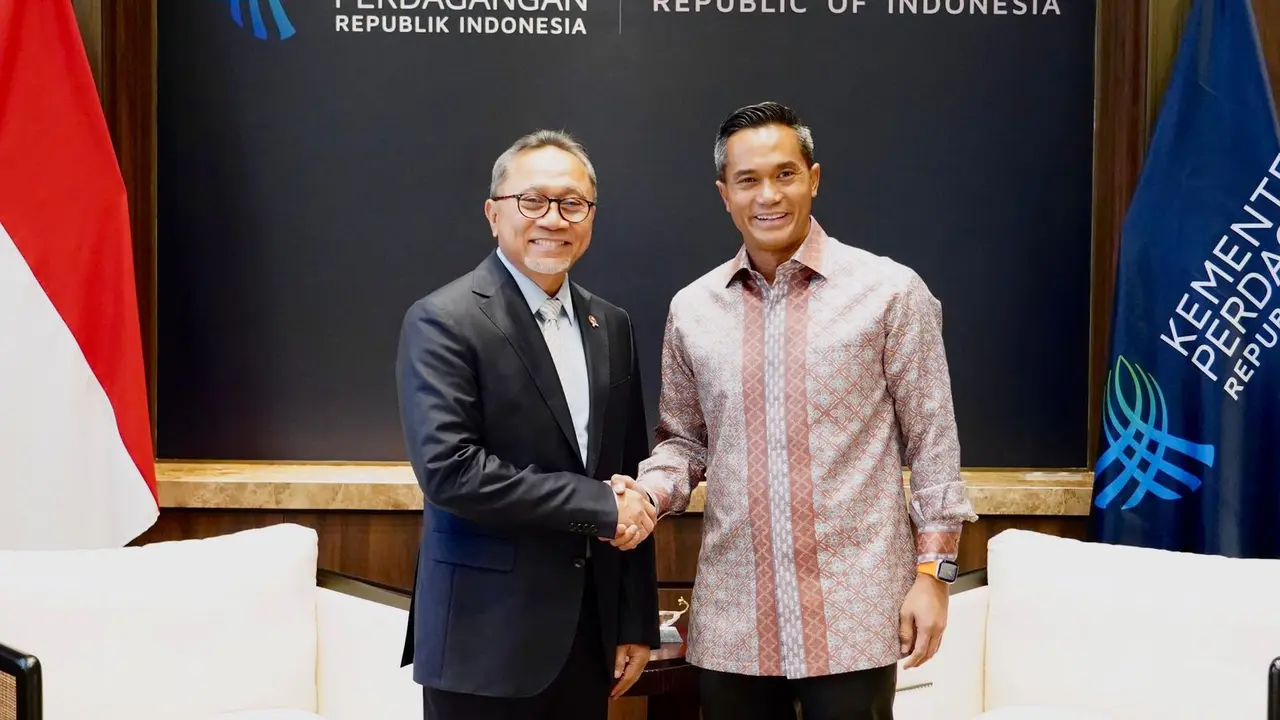 Ketua umum Kamar Dagang dan Industri (Kadin) Indonesia versi Munaslub, Anindya Bakrie melakukan kunjungan silaturahmi kepada Menteri Perdagangan Zulkifli Hasan, di Jakarta.