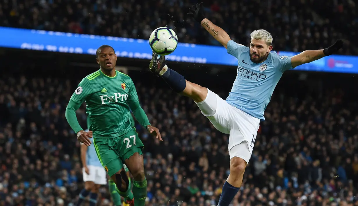 Striker Manchester City, Sergio Aguero, mengontrol bola saat melawan Watford pada laga Premier League 2019 di Stadion Etihad, Sabtu (9/3). Manchester City menang 3-1 atas Watford. (AFP/Paul Ellis)
