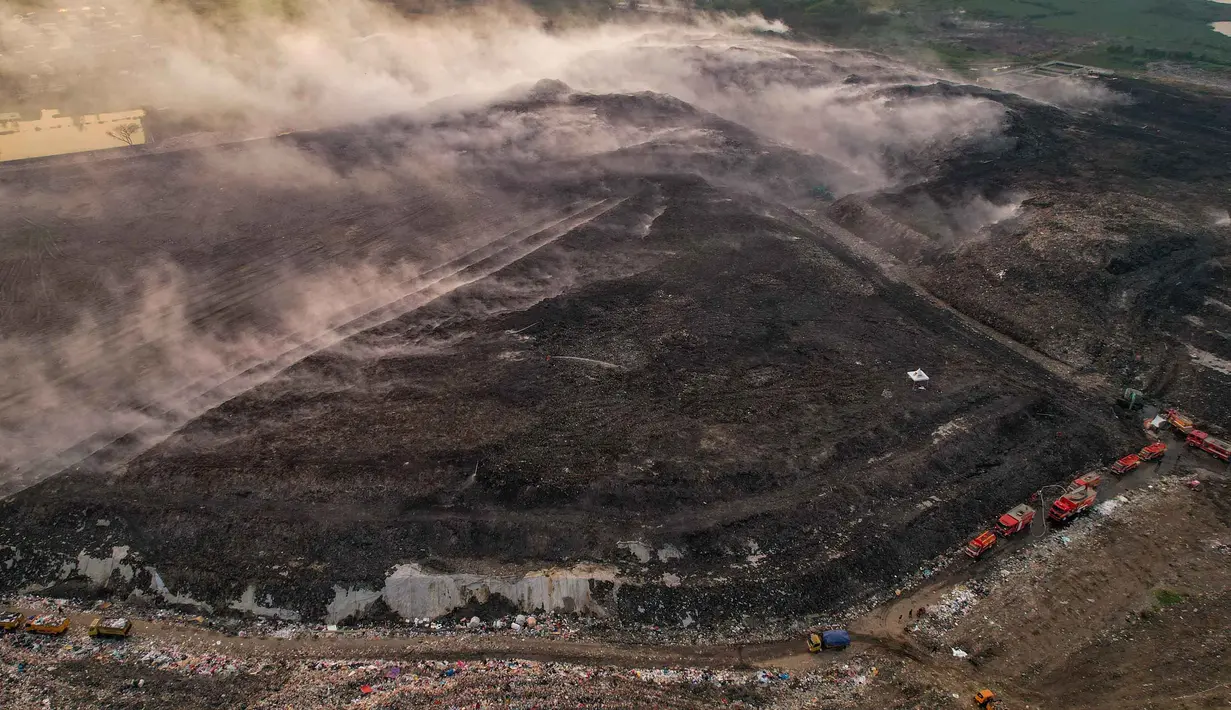 Asap membumbung tinggi dari tumpukan sampah yang terbakar di Tempat Pembuangan Akhir (TPA) Jatiwaringin, Kabupaten Tangerang, Banten, Selasa (07/07/2026). (KLY/ Arie Basuki)