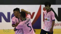 Pemain WPK MBU merayakan gol yang dicetak Meisar Yaya Hidayah (kiri) ke gawang Pinky Boys dalam laga Seri III Grup B Wilayah Timur Pro Futsal League 2016 di GOR 17 Desember, Mataram, NTB, Minggu (13/3/2016). (Bola.com/Arief Bagus)
