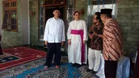 Uskup Malang Romo Henricus Pidyarto Gunawan saat di rumah duka KH Hasyim Muzadi, Malang, Jawa Timur, Kamis (16/3/2017). (Liputan6.com/Zainul Arifin)